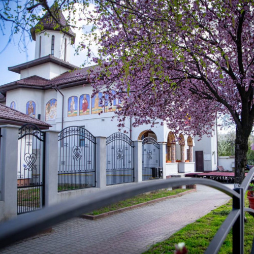 Pregătiri simbolice pentru Paște la Titu, cu amenajări florale