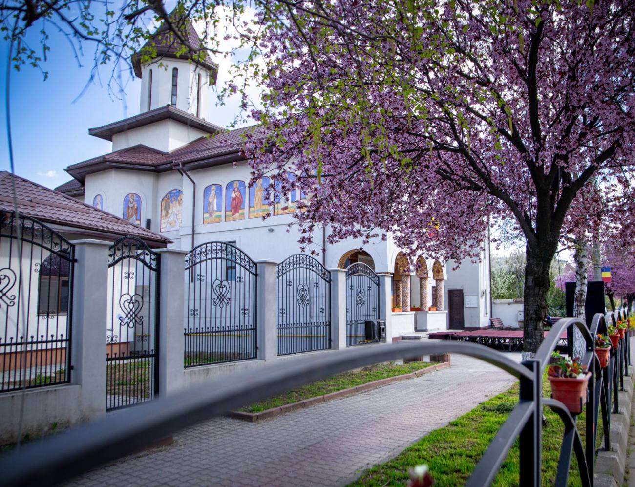 Pregătiri simbolice pentru Paște la Titu, cu amenajări florale