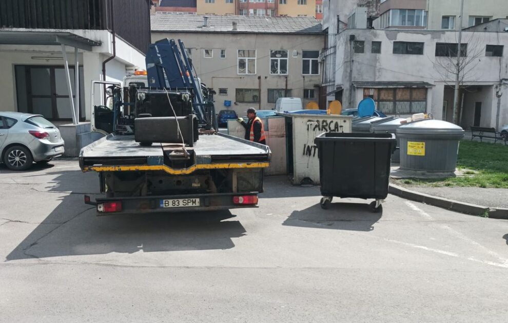 Acțiune de curățare a platformelor de colectare a deșeurilor în oraș