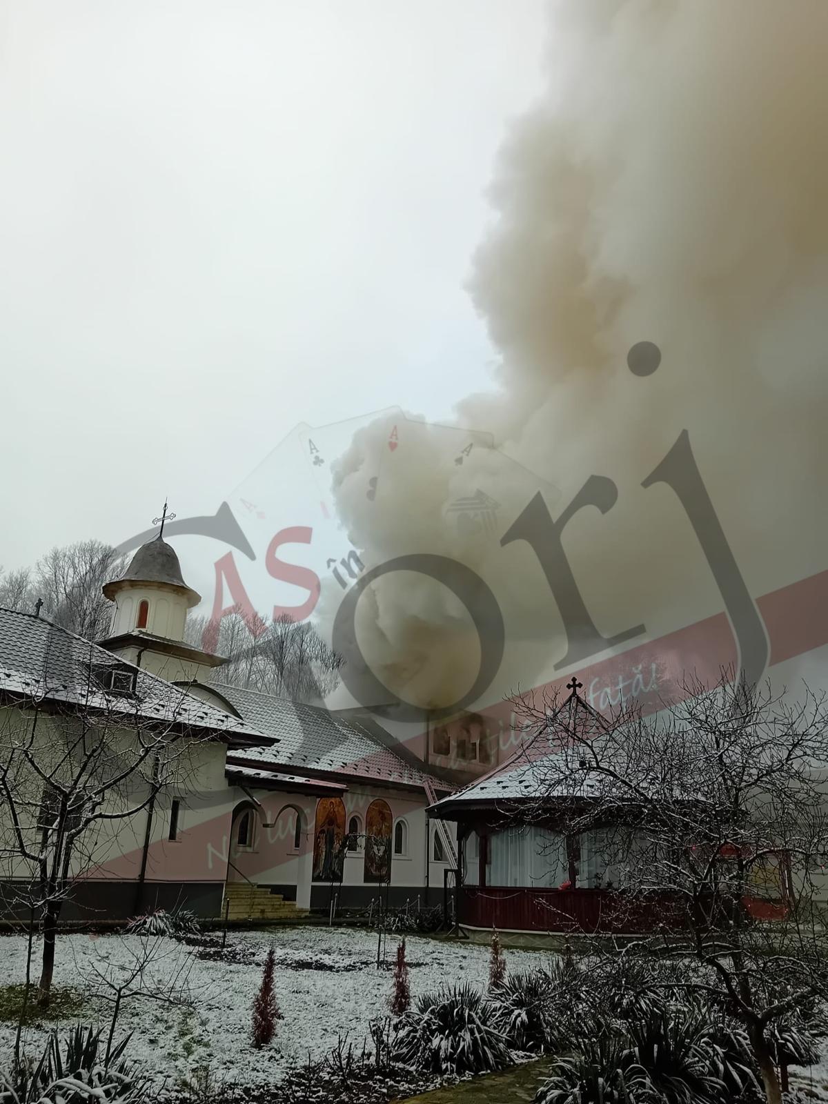 Reconstrucția Mănăstirii „Sfânta Treime” din Strâmba-Jiu începe după incendiu