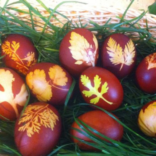 Tradițiile ouălor roșii de Paști și semnificația lor profundă