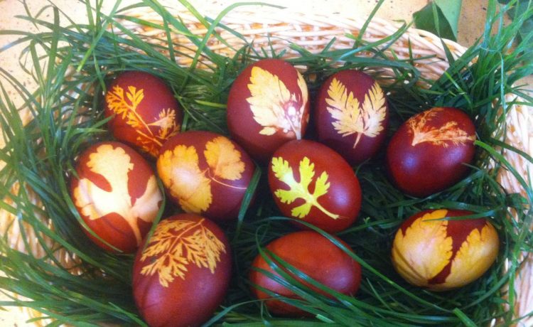 Tradițiile ouălor roșii de Paști și semnificația lor profundă