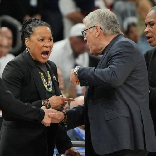 Dawn Staley le cere fanilor să ignore drama cu Geno Auriemma