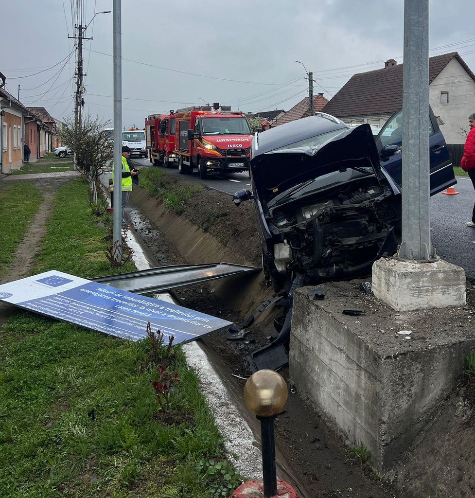 Accident pe DN 17: Bărbat de 80 de ani salvat dintr-un autoturism