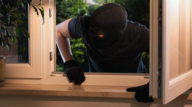 Doi tineri reținuți după un furt dintr-un container de marfă în Codlea