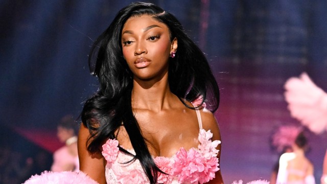Angel Reese renunță la bikini subțiri Victoria's Secret pentru a afișa bretelele iconice