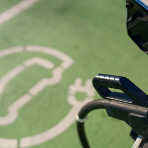 Ministrul Ciprian Șerban anunță contracte pentru vehicule electrice și infrastructură