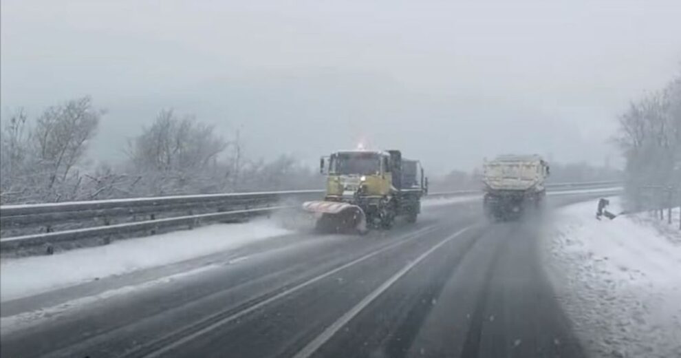 Lucrări pentru menținerea siguranței pe drumuri în sezonul rece