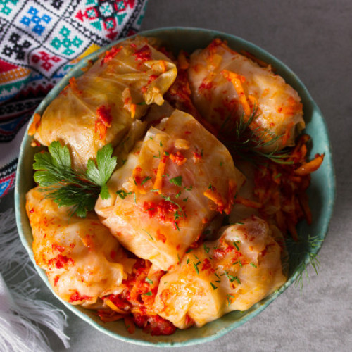 Sarmalele rămân preparatul de bază de Paște, cu rețete adaptate