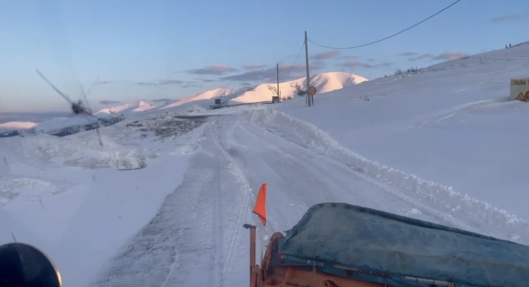 Circulația pe DN 67C, afectată de zăpadă și vânt la Rânca