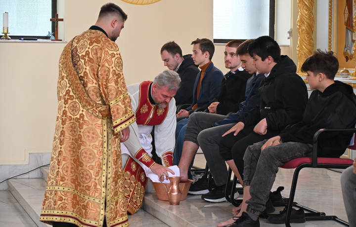 Preasfinția Sa Vasile Bizău celebrează Joia Mare la Biserica „Sfânta Maria” din Baia Mare