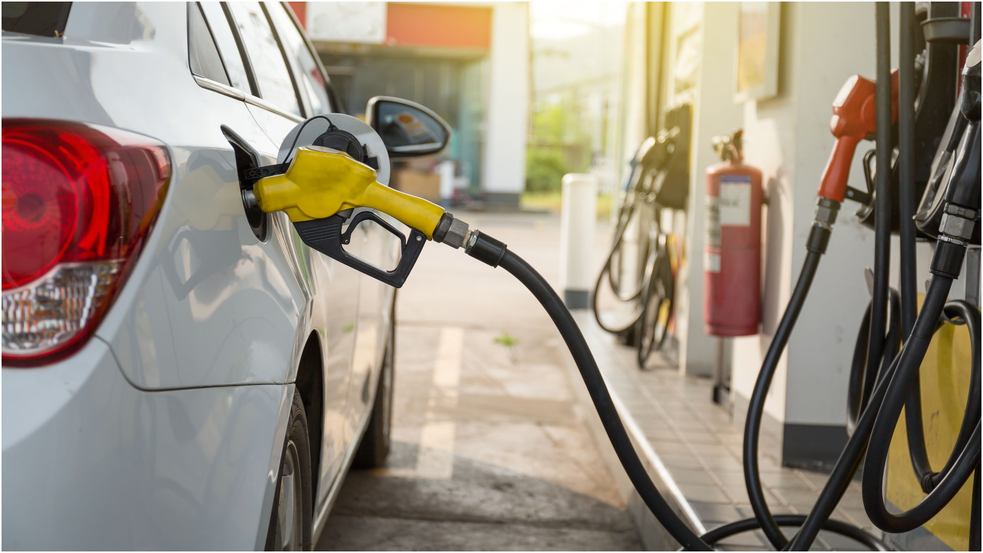 Motorina și benzina se ieftinesc la stațiile Petrom și Rompetrol