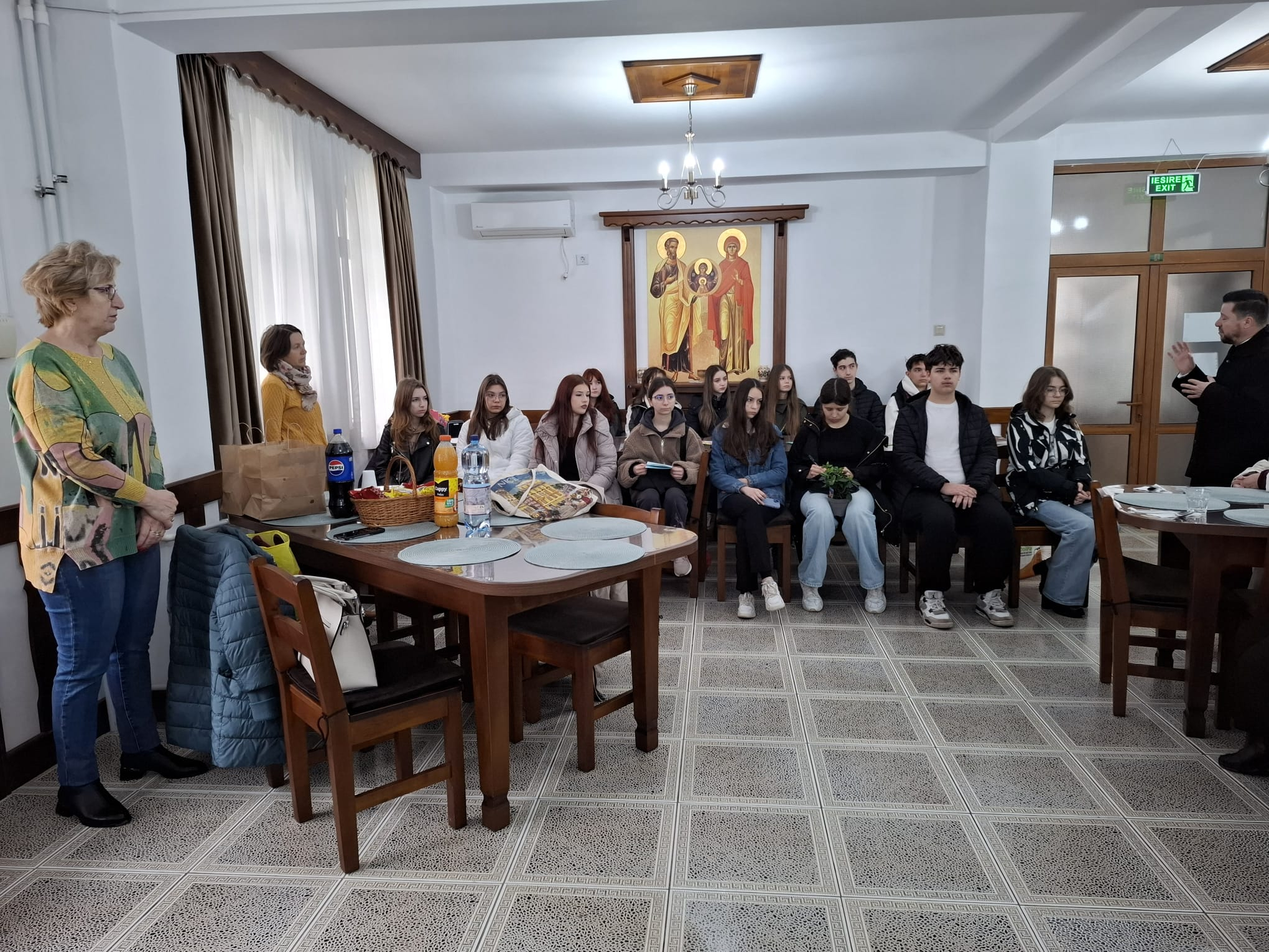 Elevii din Galați aduc bucurie bunicilor prin donații de Florii