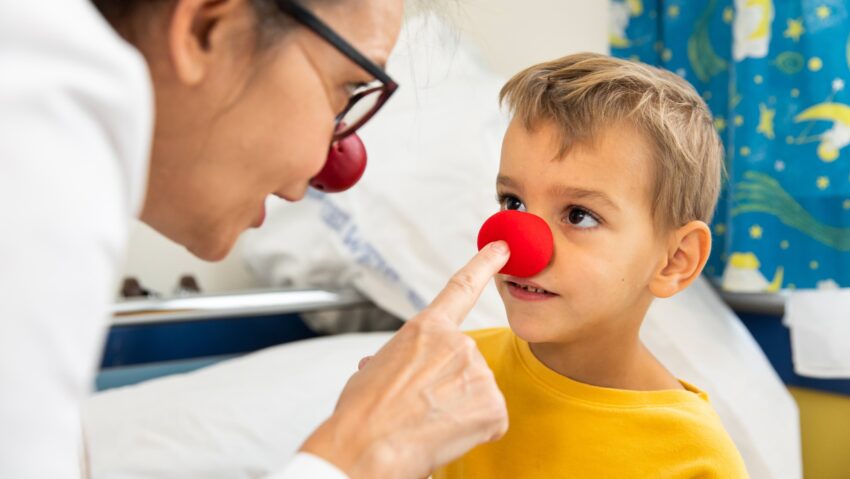Doctorii Clovni Nas Roşu aduc speranţă copiilor din Mureş