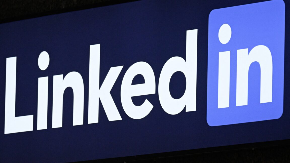 LinkedIn scanning users’ browser extensions sparks controversy and two lawsuits - Ars Technica
