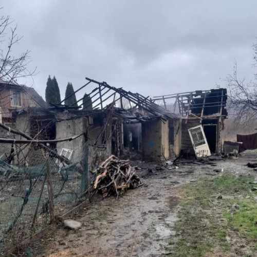 Apel pentru sprijinarea unei familii din Vidra după incendiul care le-a distrus locuința