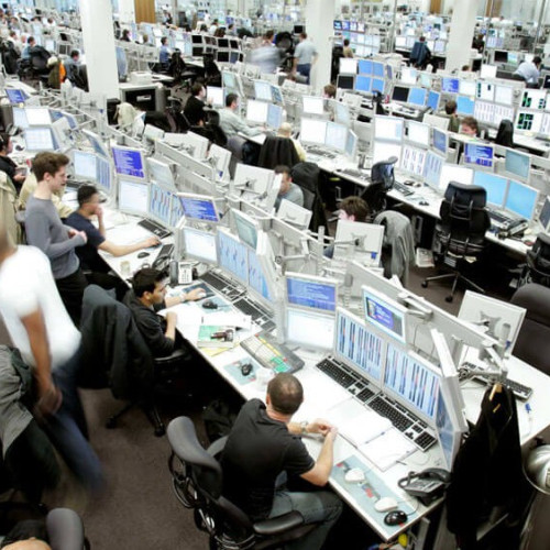 Constrângerile din strâmtoarea Ormuz mențin prețurile petrolului ridicate