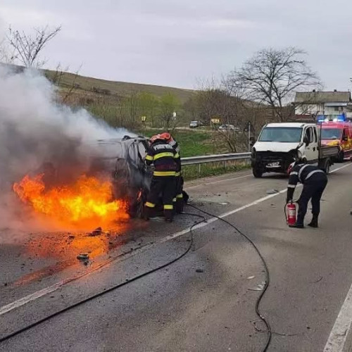 Accident grav în Suceava: două mașini s-au ciocnit, una a luat foc