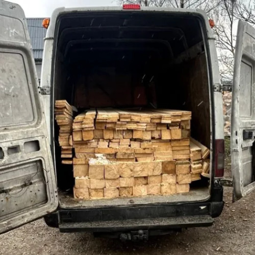 Bărbat prins cu cherestea ilegală pe DN1R, amendat cu 5.000 de lei