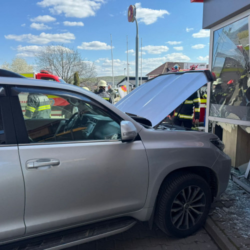 Coliziune între autoturism și benzinărie la Bistrița, o persoană rănită