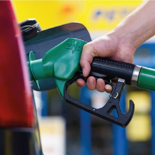 Motorina ajunge aproape de 9,5 lei/l, iar benzina se ieftinește