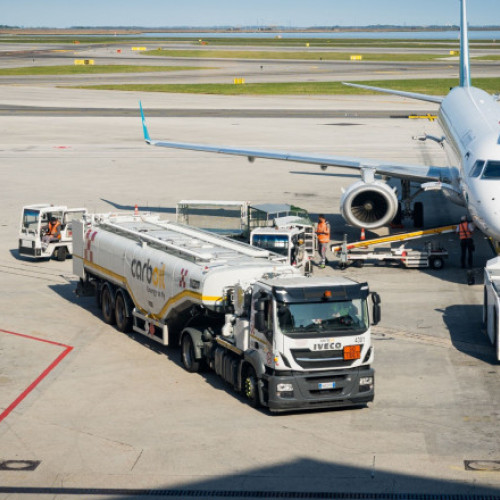 Aeroporturile europene avertizează asupra riscului de penurie de combustibil pentru avioane
