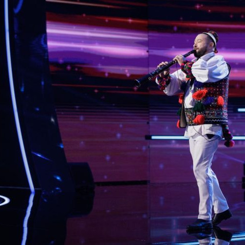 Dorin Filip, artist din Baia Mare, cântă simultan la două saxofoane