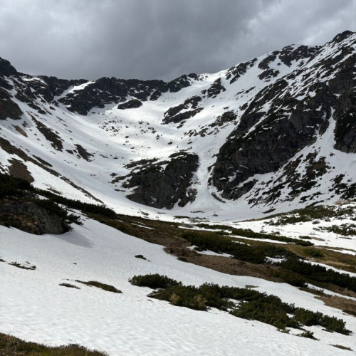 Temperaturi extrem de scăzute în Munţii Rodnei, zăpadă de 40 cm la Iezer