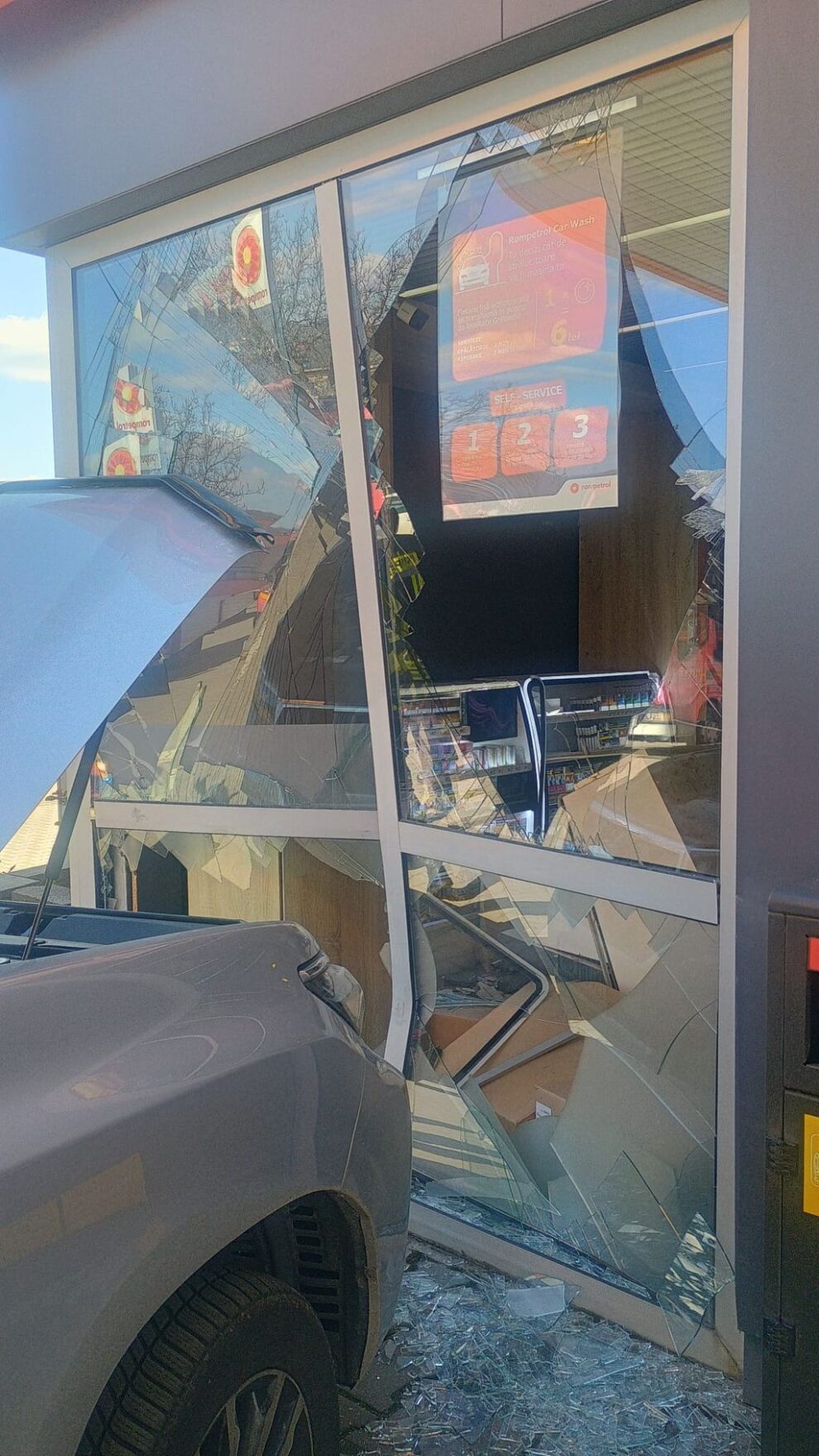 Accident la o benzinărie din Bistrița-Năsăud: SUV intră în clădire