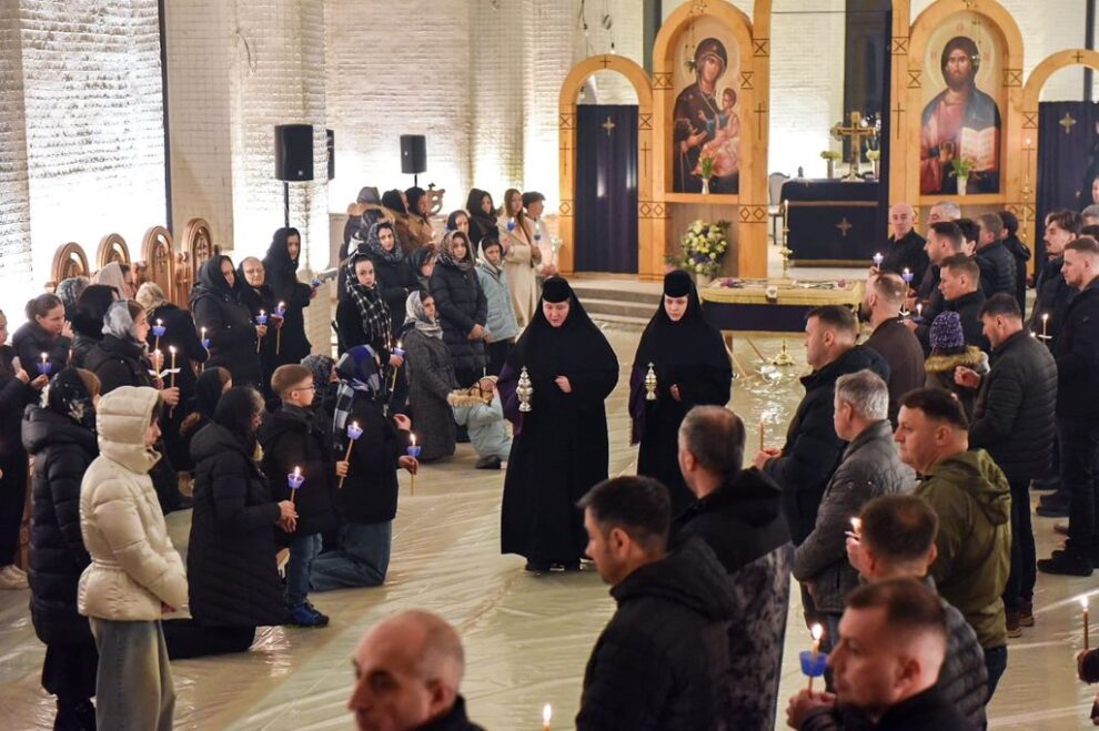 Zeci de credincioși participă la slujba Prohodului la Mănăstirea Piatra Fântânele