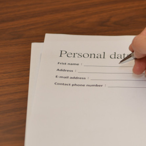 Confuzia între „First Name” și „Last Name” afectează românii la completarea formularelor