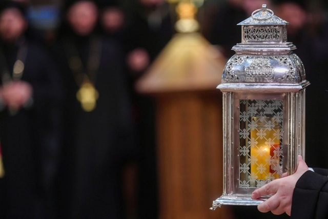 Sfânta Lumină de la Ierusalim va ajunge în România prin cursă specială