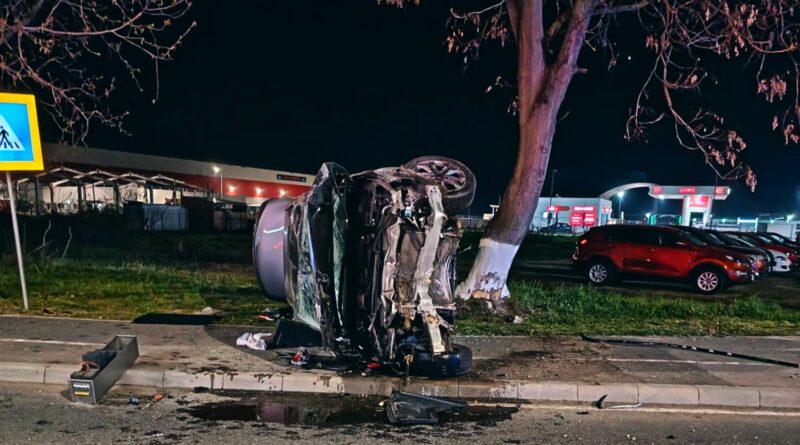 Accident rutier grav: un șofer a fost salvat din autoturism răsturnat