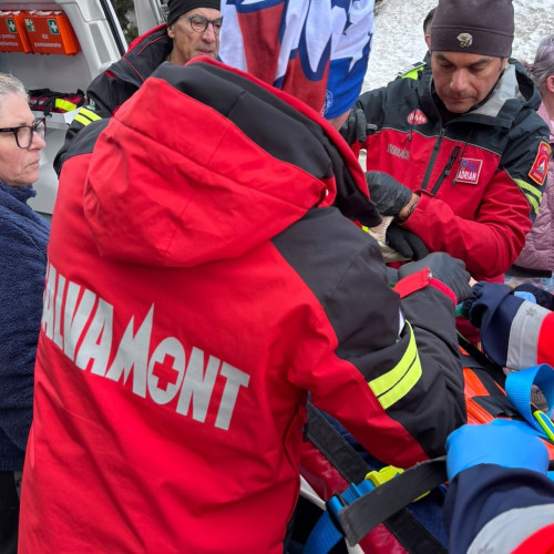 Accident grav în Rânca: o femeie a fost rănită în urma coliziunii cu un copac