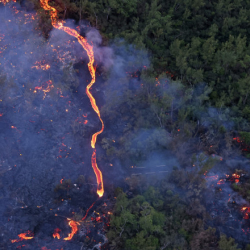 Lava vulcanului Piton de la Fournaise se îndreaptă spre mare