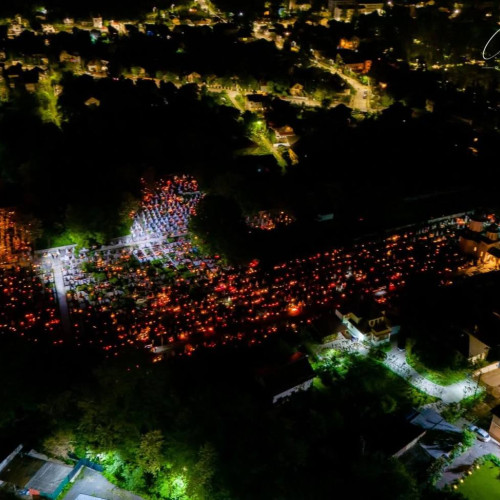 Candele pentru mormintele uitaților, inițiativa primăriei din Pucioasa