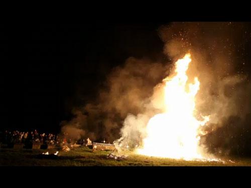 Groși marchează noaptea de Înviere cu tradiția focului de pe coasta Iacoboi