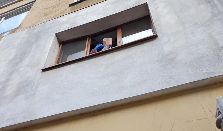 Polițiștii din Râmnicu Vâlcea salvează un copil de la fereastră