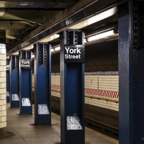 Un atac cu cuțitul la metroul din New York se soldează cu un mort