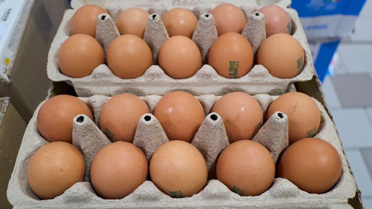 Alerta de salmonella: Ouăle din Galați, confiscate de autorități