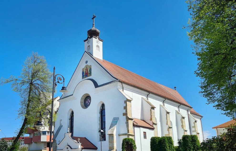 Ierarhul oficiază Liturghia la Biserica Protopopiatului din Coroana de Paște