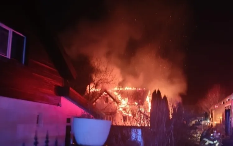 Incendiu devastator la o casă din Turda, pompierii intervin