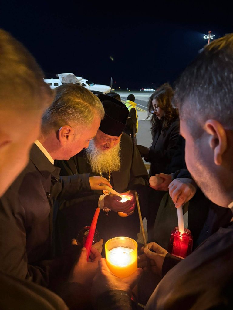 IPS Andrei aduce Sfânta Lumină de la Ierusalim în Cluj-Napoca