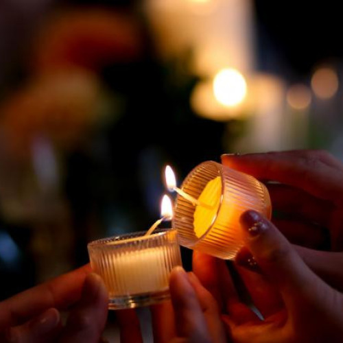 Creștinii ortodocși celebrează Paștele, primind Lumina Învierii