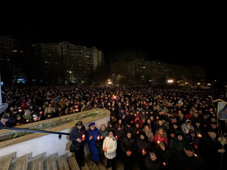 Credincioșii din Cluj-Napoca celebrează Slujba de Înviere la Catedrala din Mănăștur