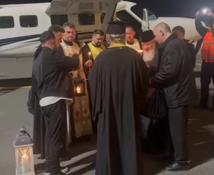 Lumina Sfântă a sosit la Aeroportul Cluj, pregătită pentru Paște
