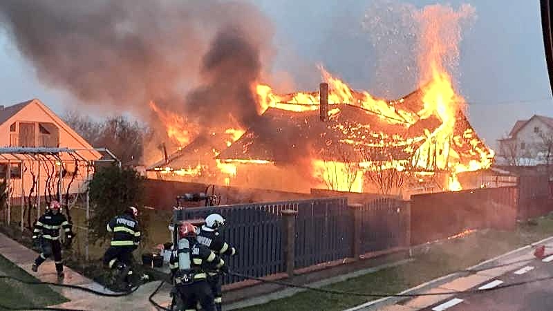 Incendiu într-o gospodărie din comuna Băbana, pompierii intervin rapid
