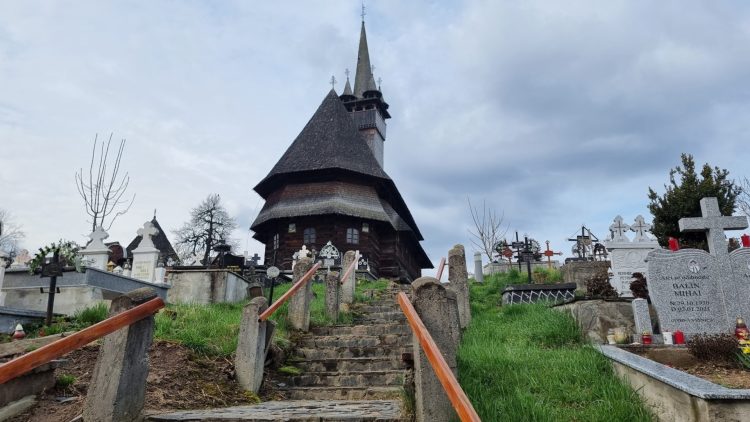 Bisericile de lemn din Maramureș atrag turiști prin istoria lor unică