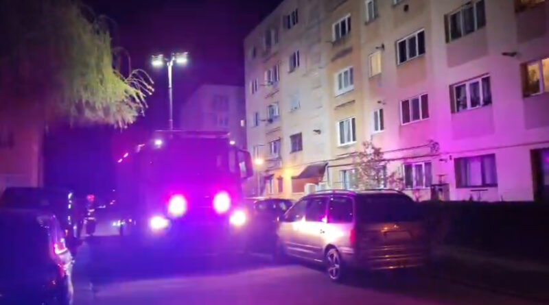 Intervenție de urgență în Orăștie: un bărbat inconștient evacuat dintr-un apartament