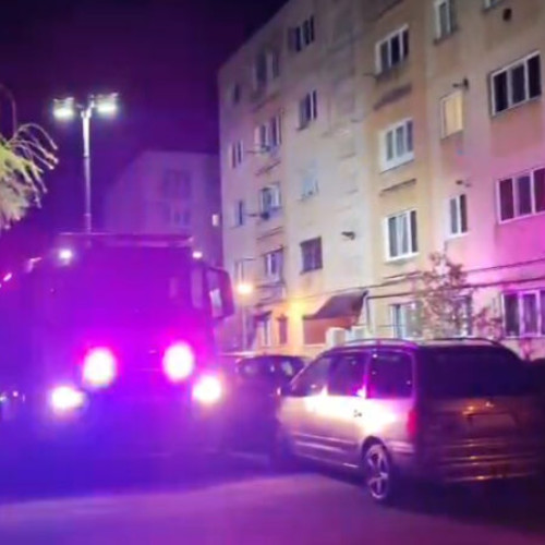 Intervenție de urgență în Orăștie: un bărbat inconștient evacuat dintr-un apartament